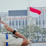 Prajurit memberi hormat kepada bendera Indonesia dalam upacara pengibaran bendera